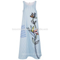 Neue Mode blau-weiß gestreiften ärmelloses Kleid mit Applikationen Herstellung Großhandel Mode Frauen Bekleidung (TA5196D)